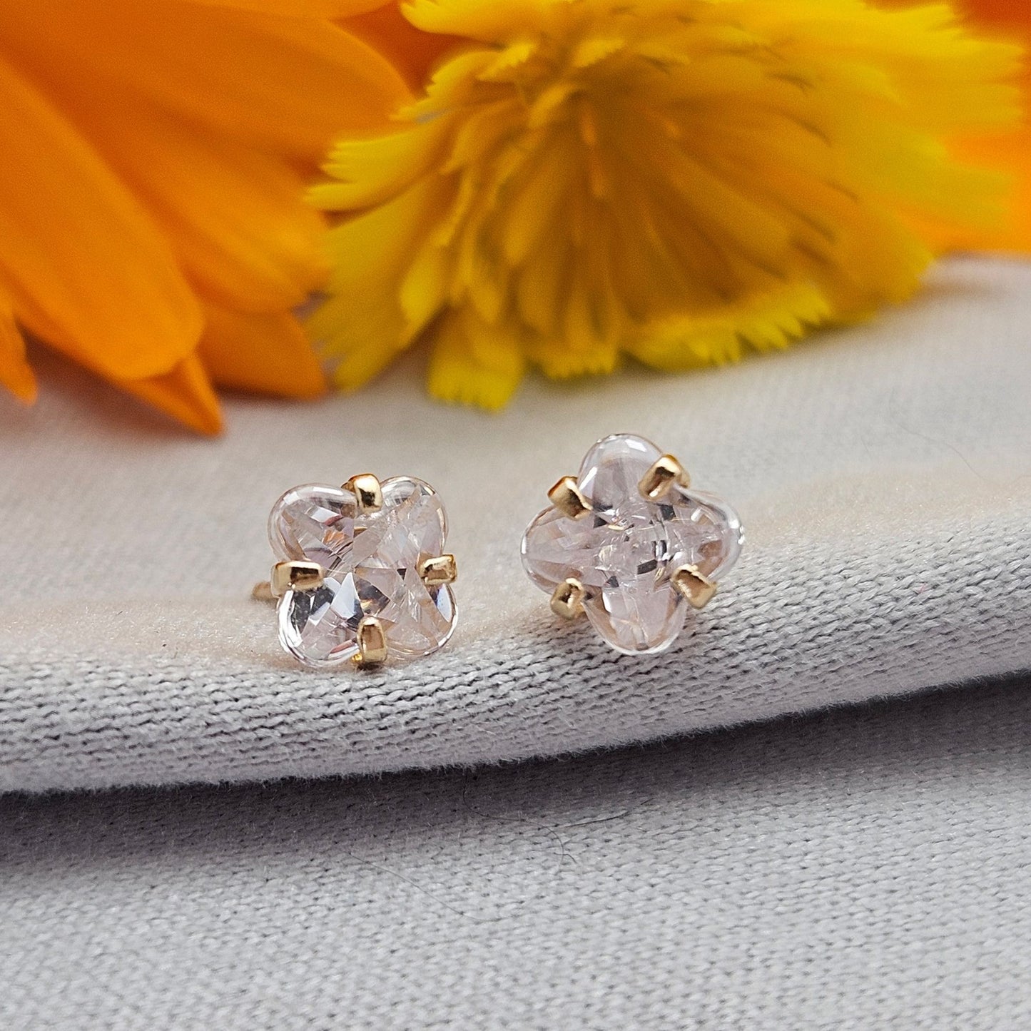 Zirconia Flower, 10K Gold